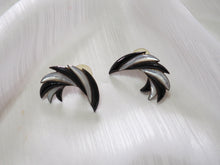 Load image into Gallery viewer, Vintage Black/White Curved Stud Earrings
