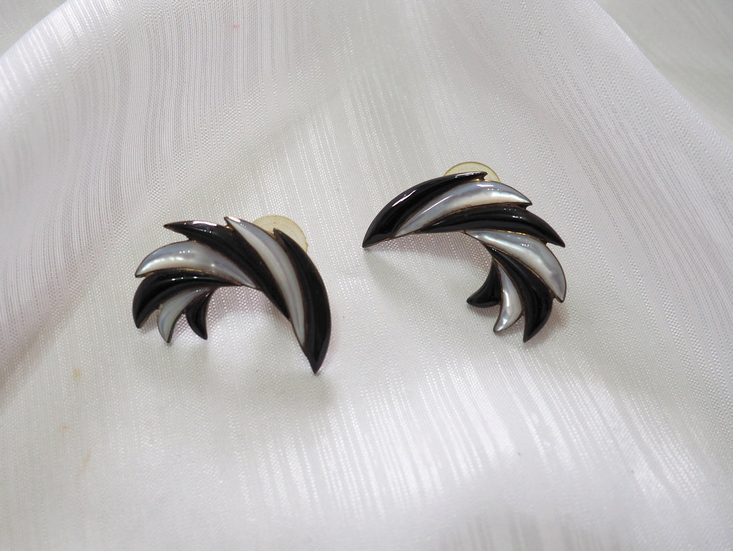 Vintage Black/White Curved Stud Earrings