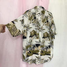 Load image into Gallery viewer, Vintage Size M/L White Illustrated Animal Print Shirt
