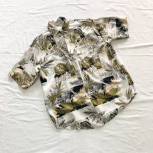 Load image into Gallery viewer, Vintage Size M/L White Illustrated Animal Print Shirt
